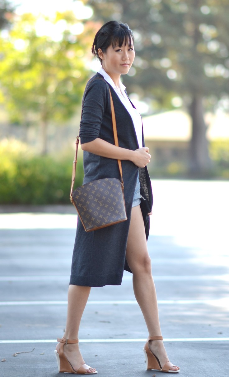 Black outfit with contrasting Louis Vuitton Monogram Pochette